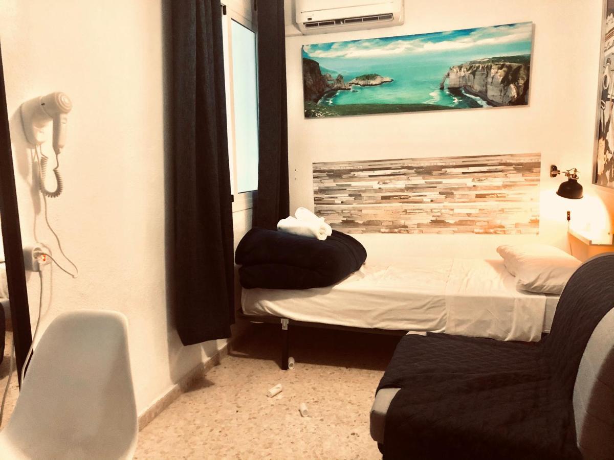Low Cost Rooms Malaga River エクステリア 写真