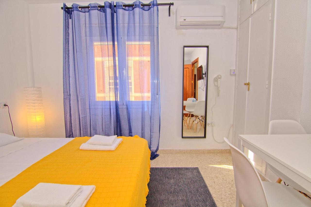 Low Cost Rooms Malaga River エクステリア 写真