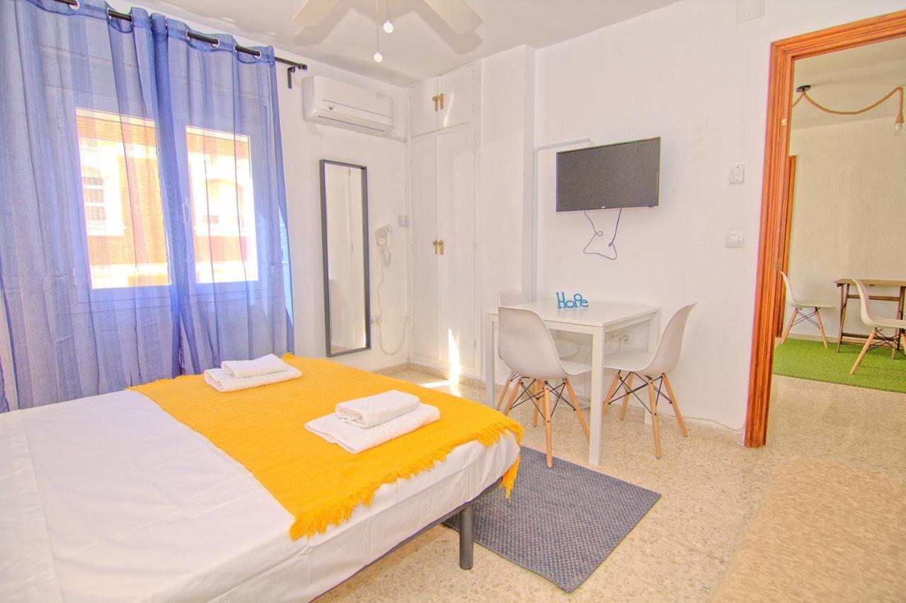 Low Cost Rooms Malaga River エクステリア 写真